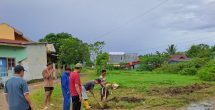 Antusias warga RT 01 Tumalia Jl.Purnawirawan kerja bakti membersihkan lingkungan, hujan bukan halangan.