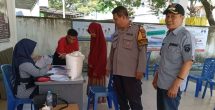 Penyerahan Beras bantuan Badan Pangan Nasional di kelurahan Adatongeng Maros.