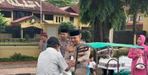 Kapolres Maros Terjun Langsung Bagikan Takjil, Jalin Kedekatan dengan Masyarakat